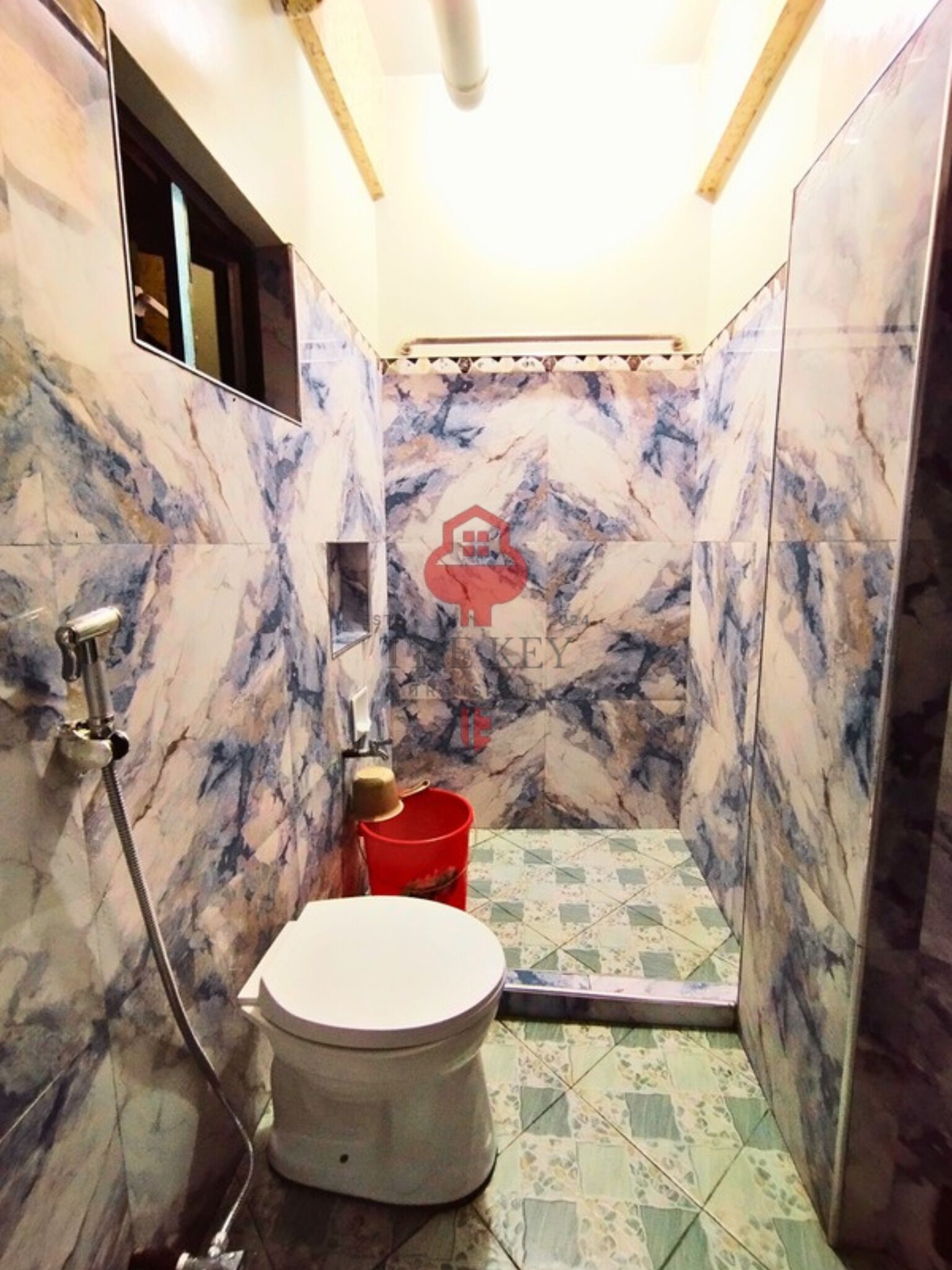 Regadera, bidet, toallas, jabón 