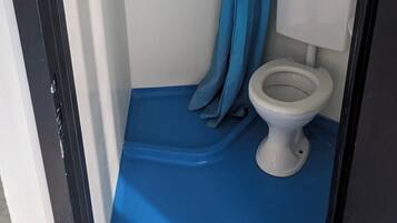 Douche, sĂšche-cheveux, serviettes fournies, papier toilette