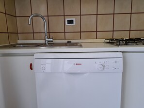 Een koelkast, een microgolfoven, een kookplaat, een vaatwasser