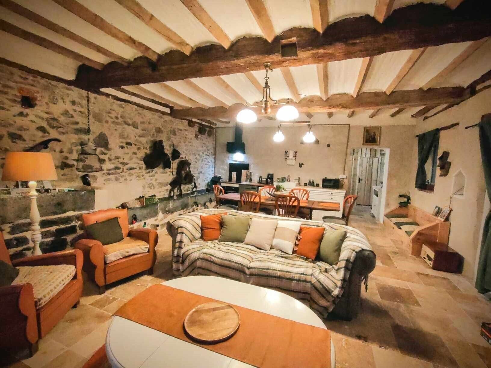 Chimenea, libros, biblioteca de música, estéreo