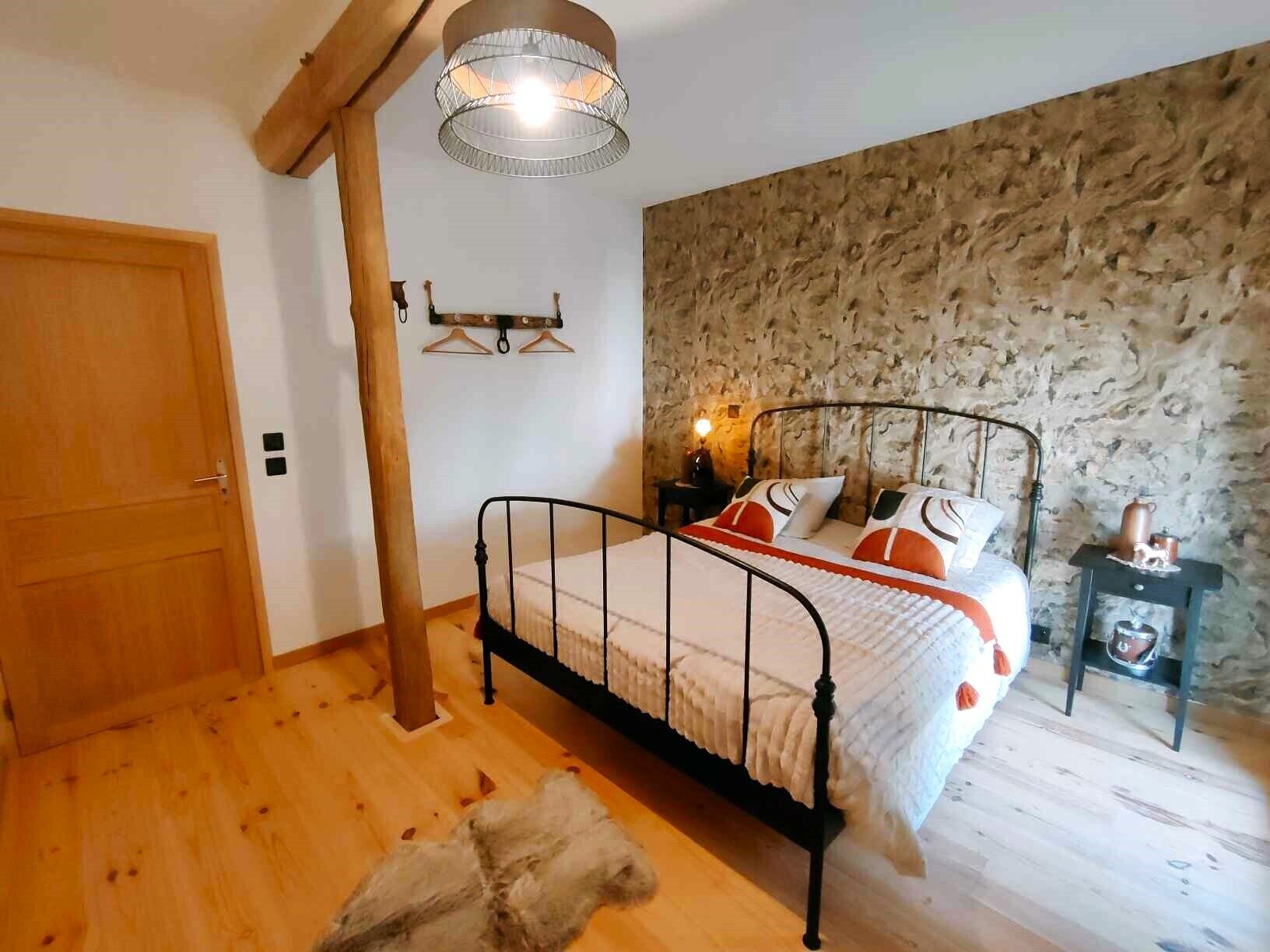 3 habitaciones, escritorio y tabla de planchar con plancha 