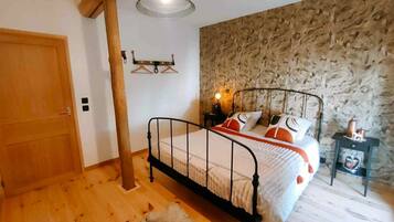 3 habitaciones, escritorio y tabla de planchar con plancha