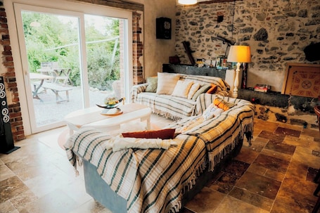 Fireplace, books, music library, stereo. Grand gîte - LA SOURCE DE NOS RACINES - FARMHOUSE IN THE HEART OF AVESNOIS
