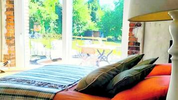 3 bedrooms, desk, iron/ironing board, travel crib