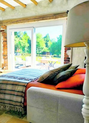 3 habitaciones, escritorio y tabla de planchar con plancha 