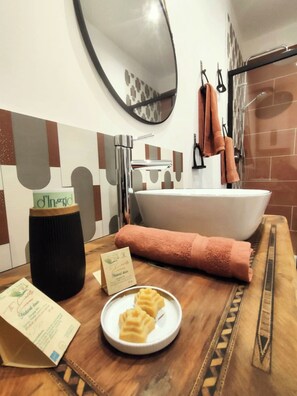 تجهيزات دش، مستلزمات للعناية الشخصية صد يقة للبيئة، مجففات شعر، مناشف