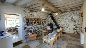 Kamin, Bücher, Musikbibliothek, Stereoanlage