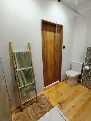 Shower, eco-friendly toiletries, hair dryer, towels - Grand gîte - LA SOURCE DE NOS RACINES - FARMHOUSE IN THE HEART OF AVESNOIS (Beaufort)