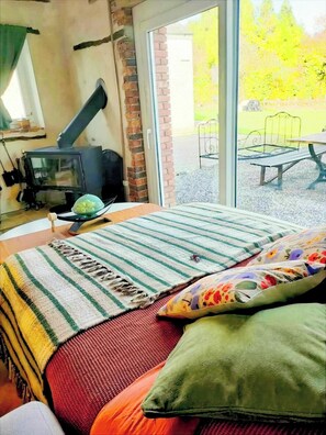 3 habitaciones, escritorio y tabla de planchar con plancha 