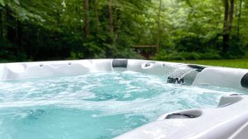 Bañera de hidromasaje al aire libre