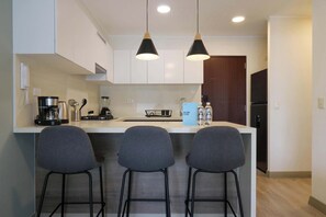 Mikroaaltouuni, uuni, liesi, kahvin-/teenkeitin