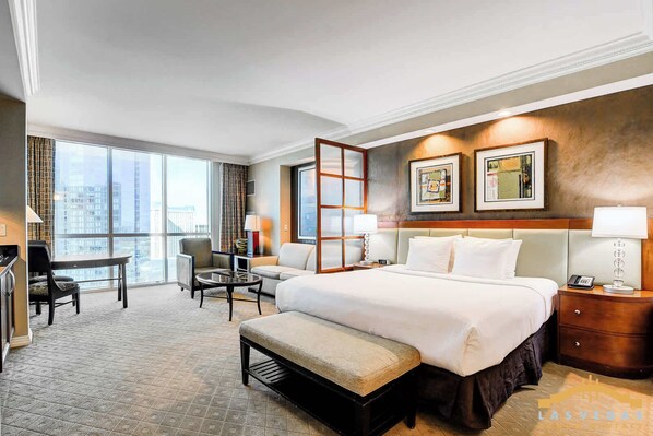 Työpöytä, silitysrauta/-lauta, Wi-Fi, vuodevaatteet