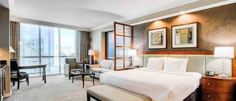 Escrivaninha, ferros/tábuas de passar roupa, Wi-Fi, roupa de cama