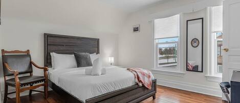 5 bedrooms, desk, iron/ironing board, travel cot