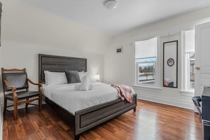 4 bedrooms, desk, iron/ironing board, travel cot