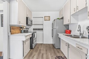Køleskab, mikrobølgeovn, ovn, kogeplade