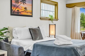 4 habitaciones, escritorio y tabla de planchar con plancha 