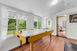 Game room - Cozy Home Short Walk to Falls | Nintendo | FirePit (Niagara Falls)
