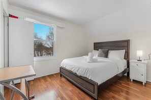 4 bedrooms, desk, iron/ironing board, travel crib - Cozy Home Short Walk to Falls | Nintendo | FirePit (Niagara Falls)