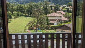 A balcony with a view of a green landscape, houses, and mountains. - Le Balandri - Double hotel room (Lully)