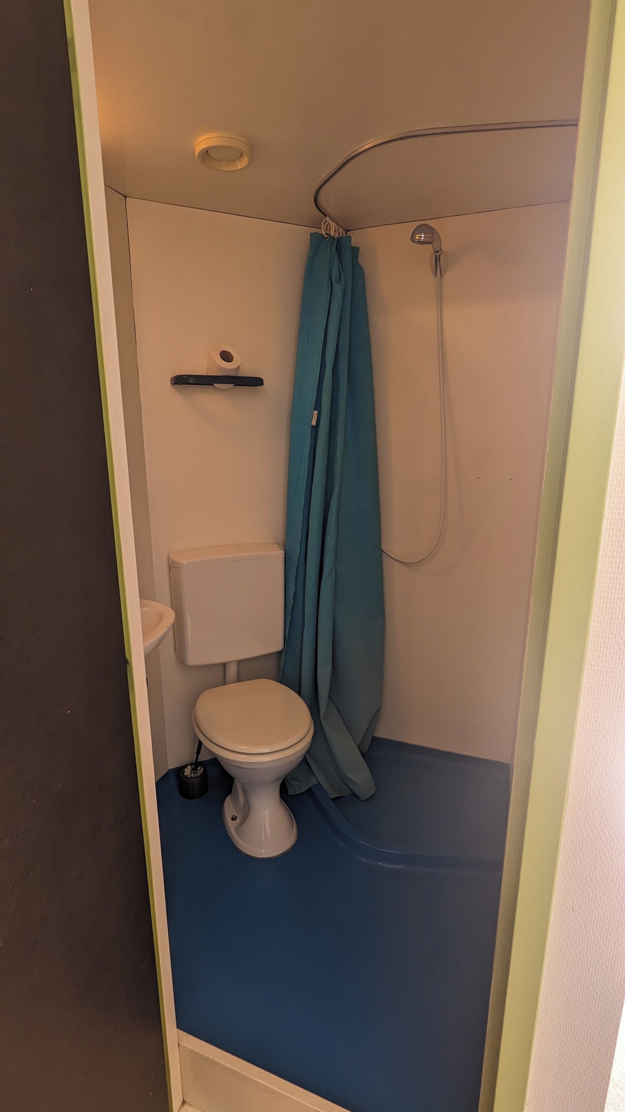 Douche, sèche-cheveux, serviettes fournies, savon