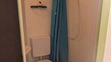 Douche, sèche-cheveux, serviettes fournies, savon