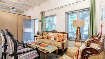 Smart TV, books, stereo