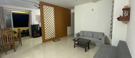 Appartement, vue sur la montagne | Aire de séjour | Téléviseur à écran plat