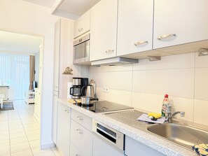 Micro-ondes, plaque de cuisson, lave-vaisselle, cafetière/bouilloire