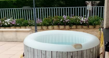 Maison au pied du Beaujolais avec piscine idéal pour les familles