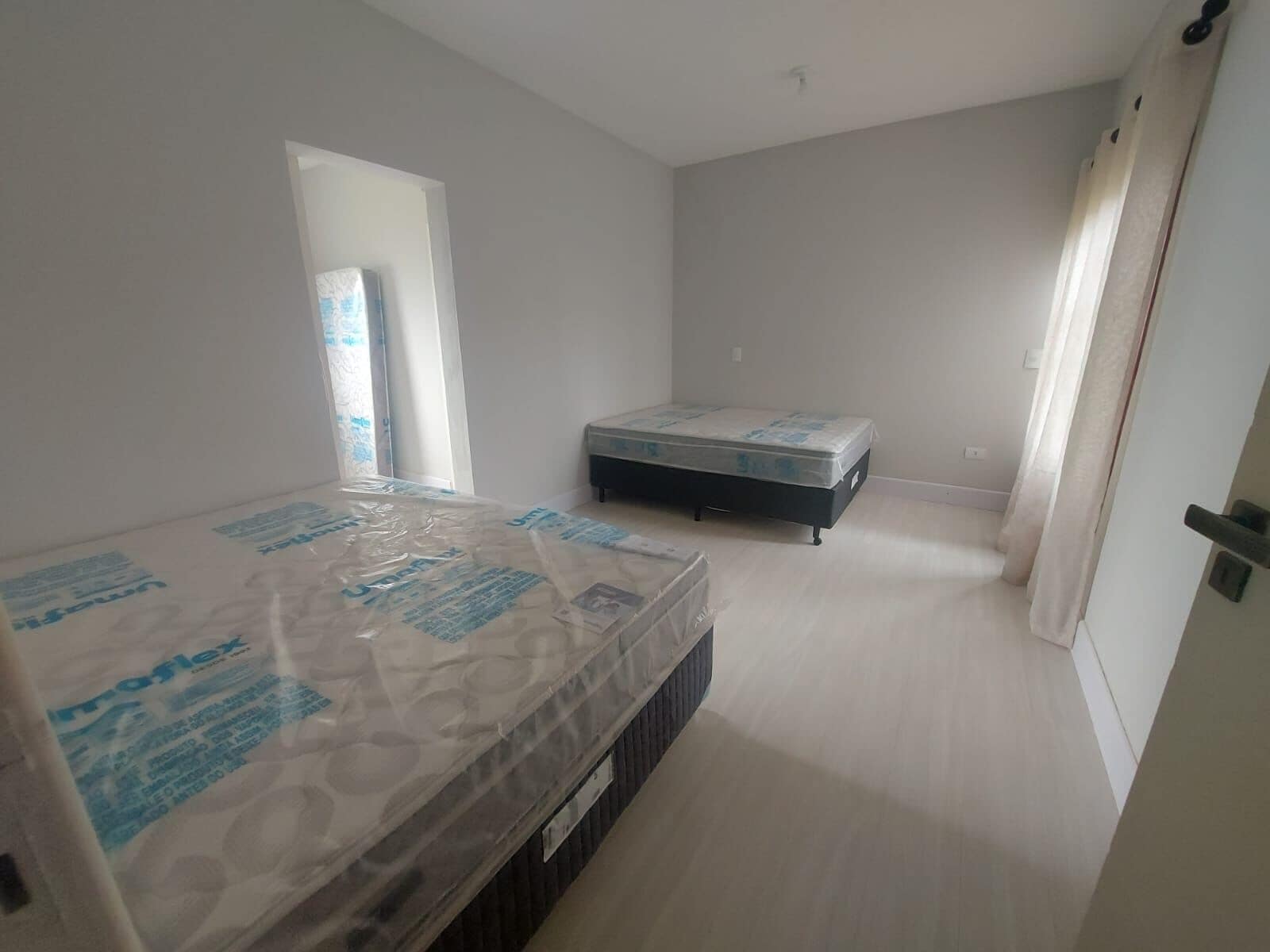 4 slaapkamers, een strijkplank/strijkijzer, gratis wifi