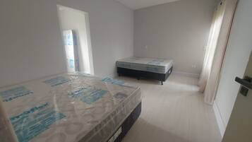 4 slaapkamers, een strijkplank/strijkijzer, gratis wifi