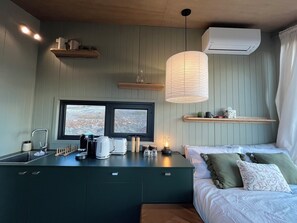 1 bedroom, bed sheets