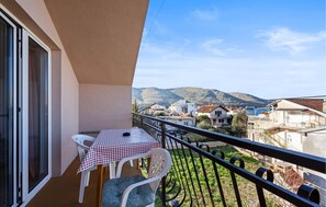 Outdoor dining - Gorgeous apartment in Grebastica (Grebastica)