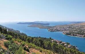A coastal landscape with a town nestled along the shoreline, surrounded by hills and clear blue waters. - 1 bedroom nice apartment in Grebastica (Grebastica)