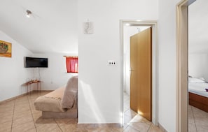 1 bedroom, iron/ironing board, travel cot, free WiFi - 1 bedroom nice apartment in Grebastica (Grebastica)