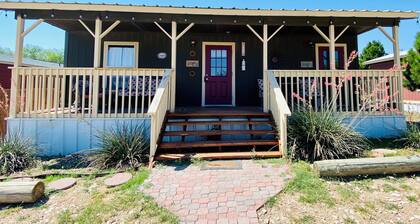 Cozy cabin in Garden City, TX with WiFi, AC/Heat, Full Kitchen and Laundry Cntr