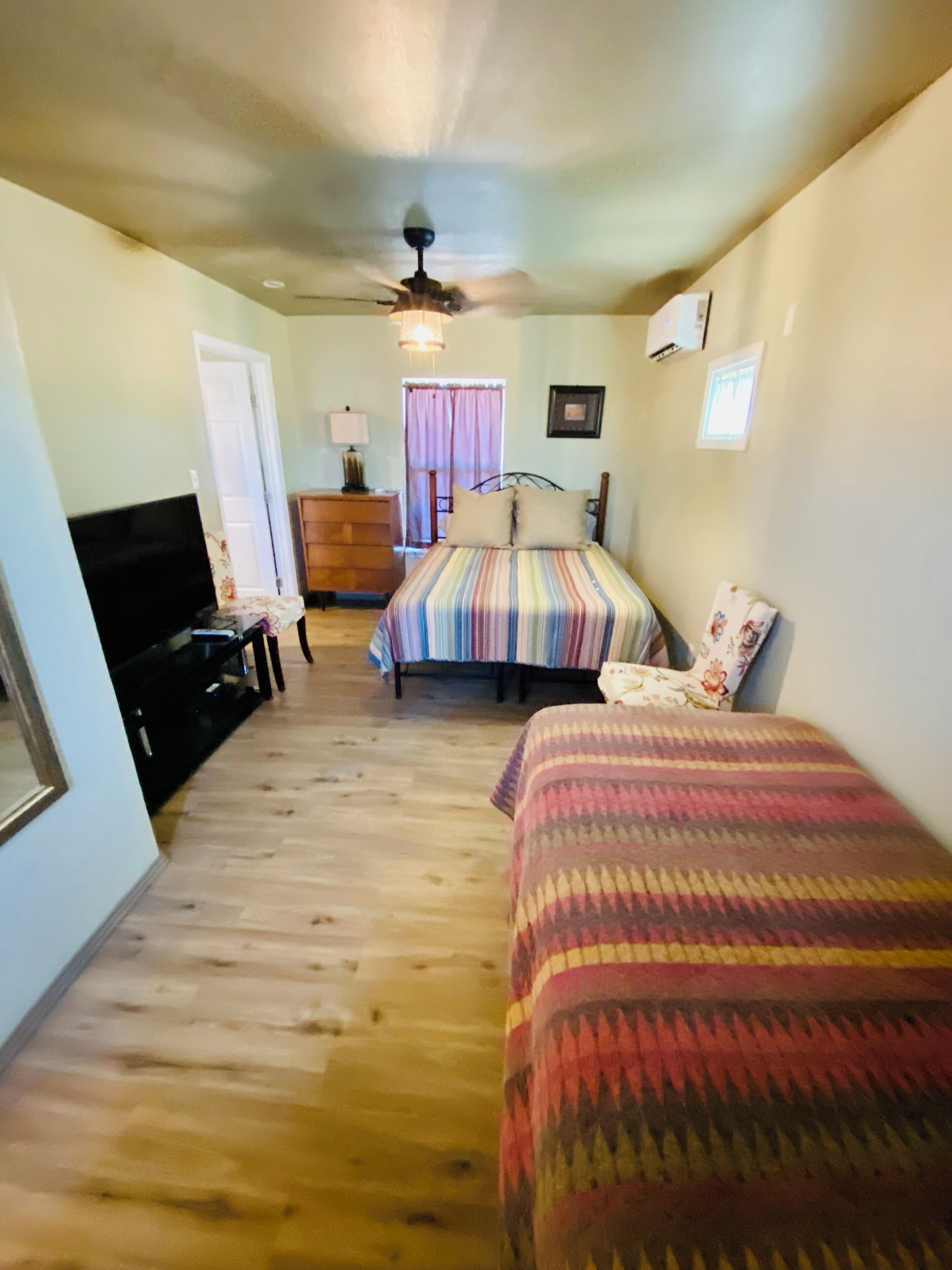 1 habitación, tabla de planchar con plancha, wifi y ropa de cama 