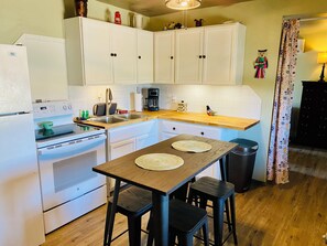 Microwave, oven, stovetop - Cozy cabin in Garden City, TX with WiFi, AC/Heat, Full Kitchen and Laundry Cntr (Garden City)