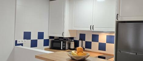 Fridge, microwave, coffee/tea maker, toaster