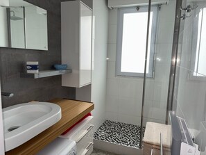 Bathroom - Charming apartment 5 ppl, WIFI, private parking by the sea (Saint-Hilaire-de-Riez)