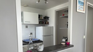 Une cuisine moderne dotée d’un plan de travail intégré, d’un réfrigérateur et d’une cuisinière.