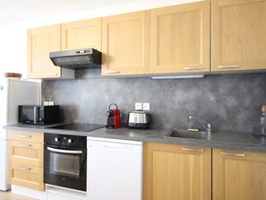 Kjøleskap, mikrobølgeovn og oppvaskmaskin