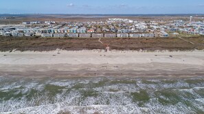 Beach nearby - Pet-friendly 4BR/3BA home with pool, outdoor bar, grill, and gaming area, steps from the beach! 🏖️ (Port Aransas)