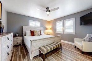 4 bedrooms, desk, iron/ironing board, free WiFi - Pet-friendly 4BR/3BA home with pool, outdoor bar, grill, and gaming area, steps from the beach! 🏖️ (Port Aransas)