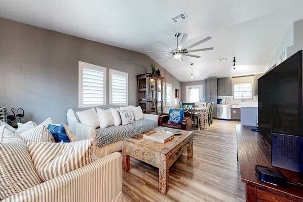 Smart TV, offices - Pet-friendly 4BR/3BA home with pool, outdoor bar, grill, and gaming area, steps from the beach! 🏖️ (Port Aransas)