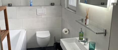 Dusche, Haartrockner, HandtĂŒcher, Seife