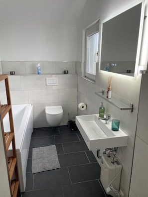 Een douche, een haardroger, handdoeken, zeep