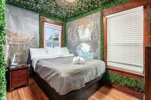 4 bedrooms, iron/ironing board, WiFi, bed sheets - ★Gondor! OSU Castle Barcade★ (Columbus)