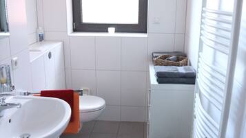 Haartrockner, HandtĂŒcher, Seife, Toilettenpapier